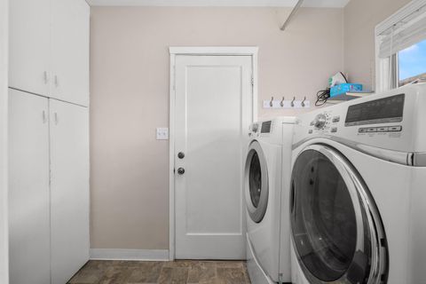 Tiny photo for 1437 NW Hawthorne Avenue, Grants Pass, OR 97526 (MLS # 220215732)