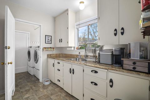 Tiny photo for 1437 NW Hawthorne Avenue, Grants Pass, OR 97526 (MLS # 220215732)