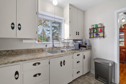 Tiny photo for 1437 NW Hawthorne Avenue, Grants Pass, OR 97526 (MLS # 220215732)