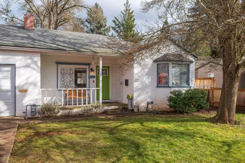 Photo of 1437 NW Hawthorne Avenue, Grants Pass, OR 97526 (MLS # 220215732)
