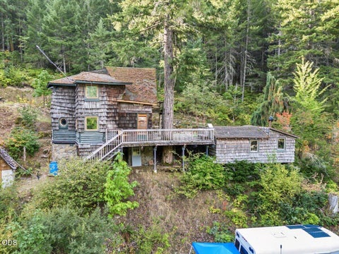 Photo of 7007 Placer Road, Wolf Creek, OR 97497 (MLS # 220229005)