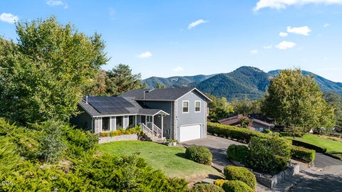 Photo of 757 NE Tokay, Grants Pass, OR 97526 (MLS # 220228752)