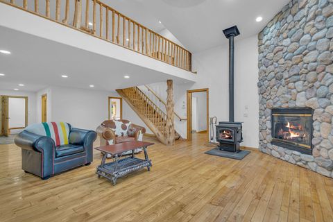 Tiny photo for 17175 Merganser Drive, Bend, OR 97707 (MLS # 220213063)