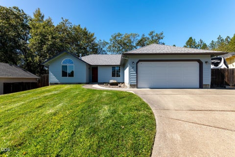 Photo of 22 SW Leonard Street, Grants Pass, OR 97526 (MLS # 220228813)