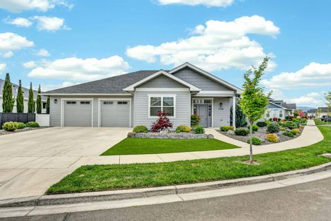 Photo of 1726 River Run Street, Central Point, OR 97502 (MLS # 220219796)