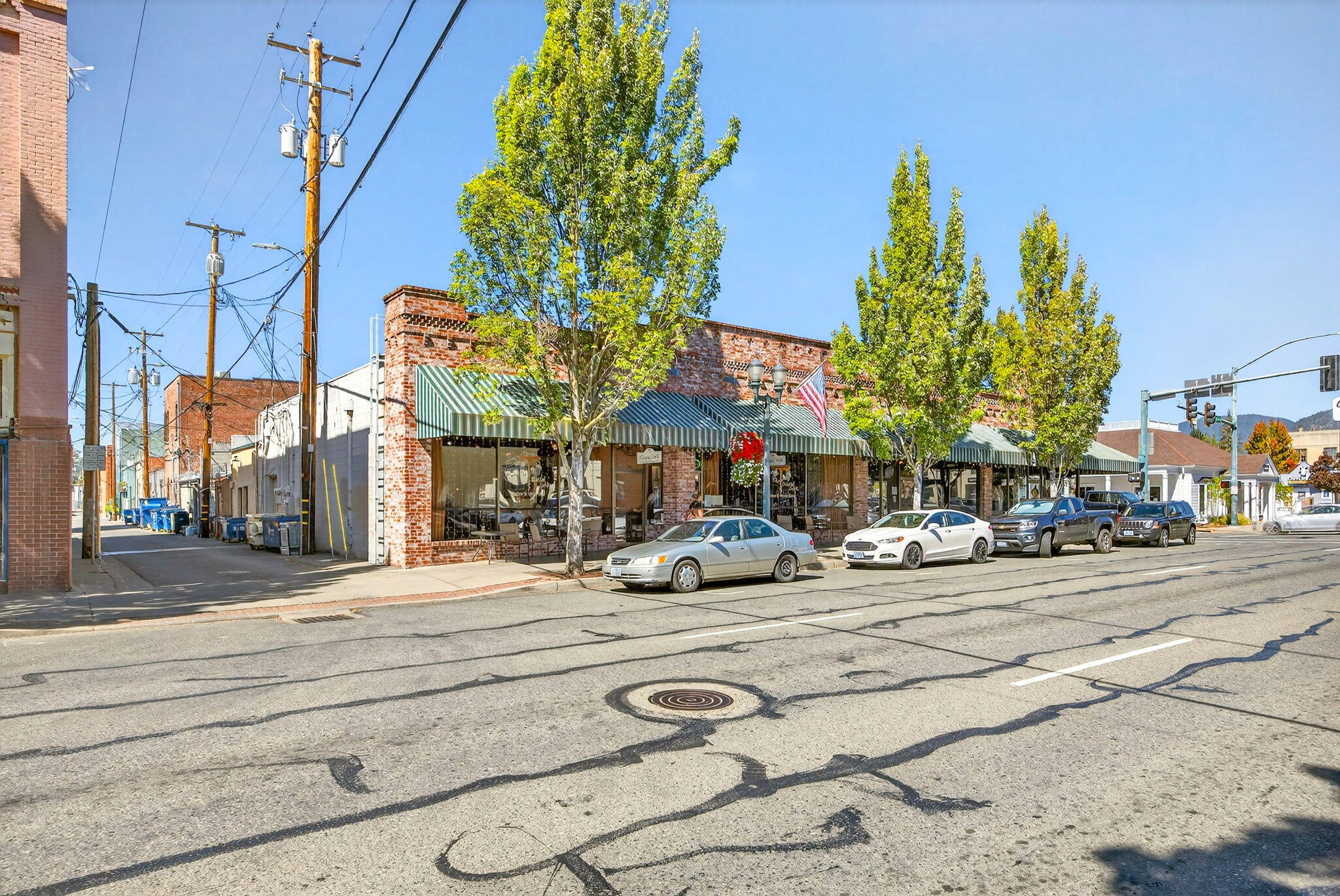 Main image without alt text