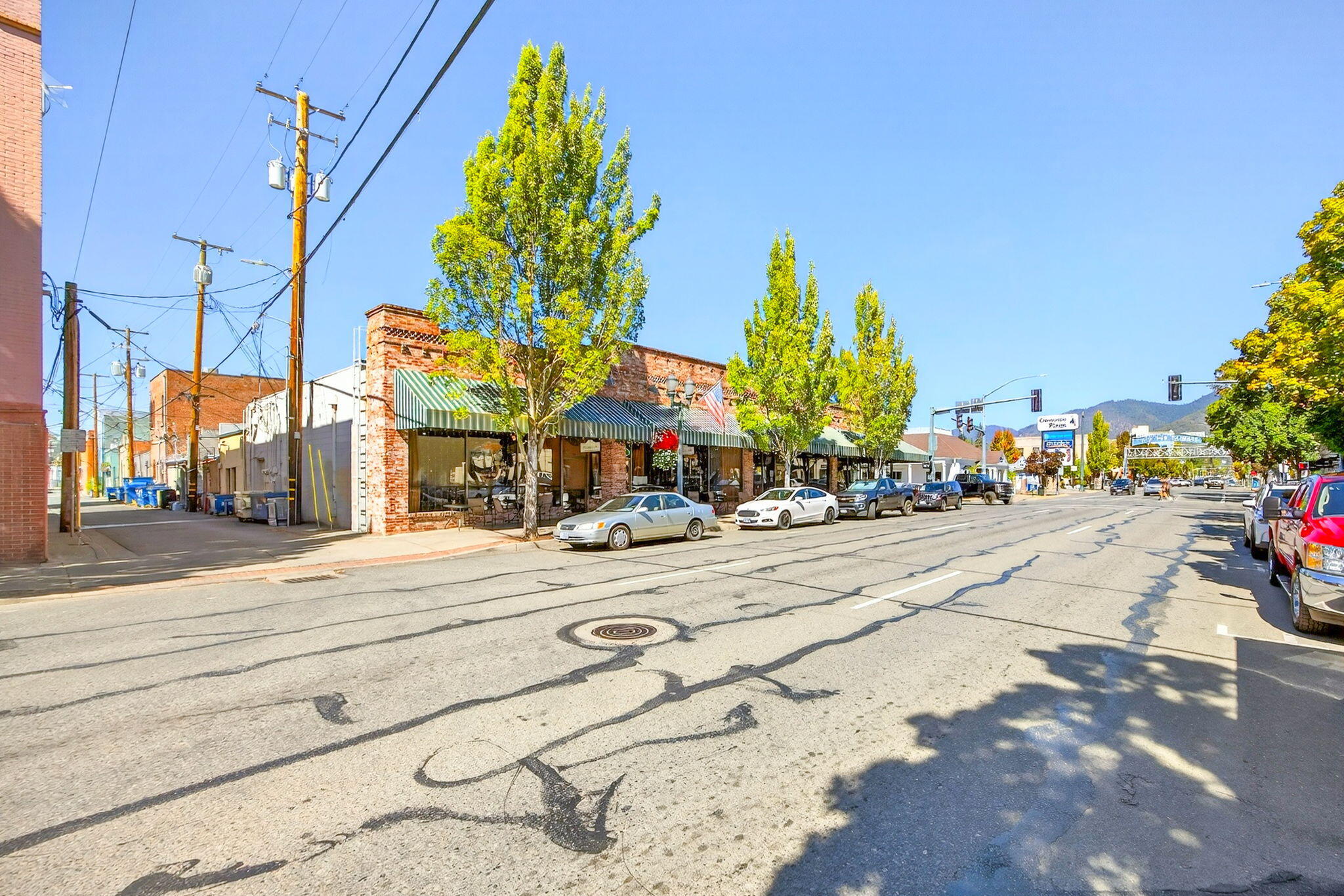 Main image without alt text