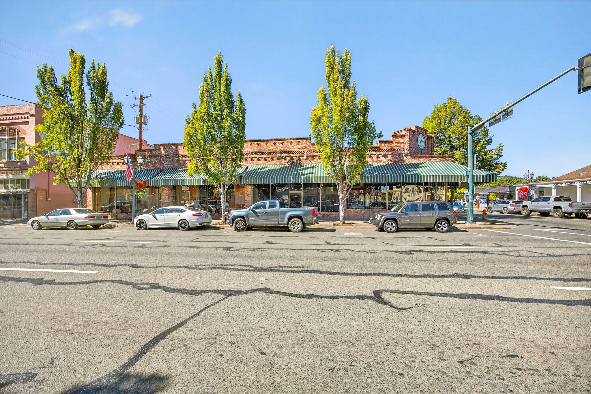 Main image without alt text