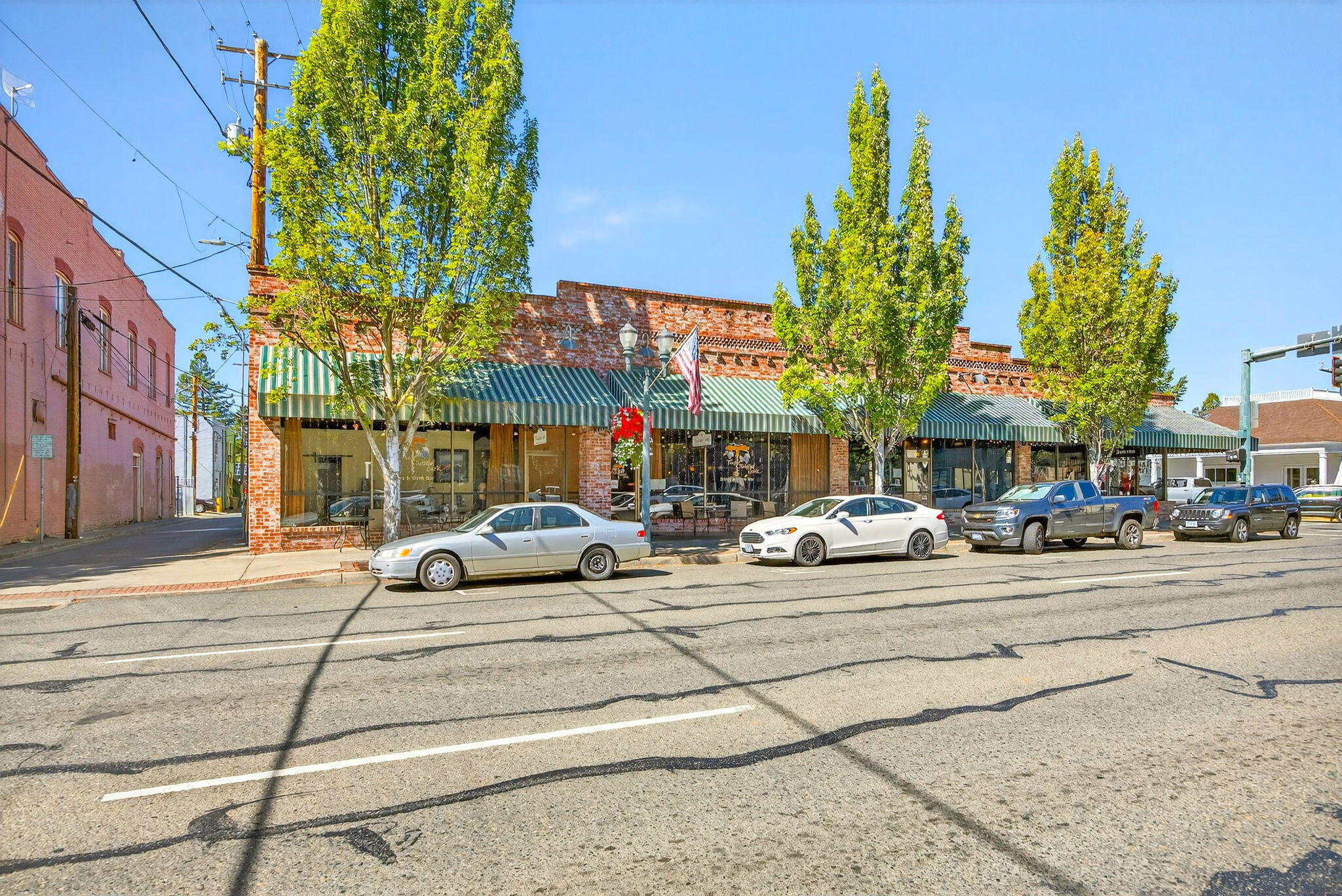 Main image without alt text