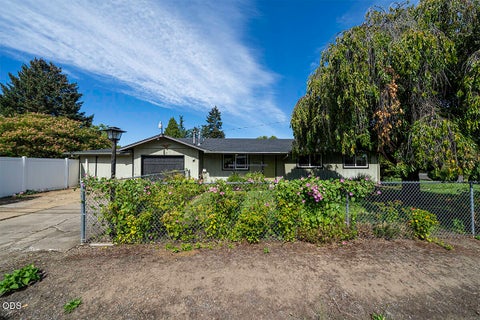 Photo of 2554 Stearns Way, Medford, OR 97501 (MLS # 220228830)
