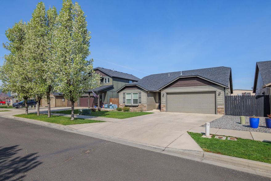 OPEN HOUSE SUNDAY 4/7/24 12-2 pm. 
Beautifully maintained home in desirable Candlewood subdivision with great curb appeal. This warm and attractive home features an inviting entry with a vaulted living area along with an open layout to the kitchen. The spacious kitchen has solid surface counters and stainless appliances with a breakfast bar and an abundance of storage which really adds to its functionality. The large primary is well situated with a private feel. Plus two additional nice sized bedrooms and guest bath as well. The dedicated laundry room has extra cabinets and storage. The exterior of the home has original paint and landscaping with a fenced and private back yard. Two car garage is fully finished. This neighborhood is close to all the amenities Medford has to offer yet tucked away on a low traffic street.