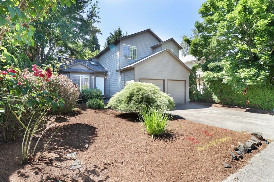 Click Vtour link for 3D walk through. Charming Traditional in Bull Mountain Meadows. New flooring throughout in 2020 Enter to soaring ceilings in entry w sky light. Bay window in vaulted living that opens to dining. Kitchen features granite counters & tile backsplash, eat bar, & dining nook. Slider opens to patio. Half bath & laundry on main. Master suite up featuring walk-in closet in master bath & 2 generous spare bedrooms. Fully fenced backyard features large patio & plenty of garden space.<br>
