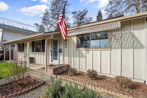 Photo of 306 SW 3rd Street, Grants Pass, OR 97526 (MLS # 220215090)