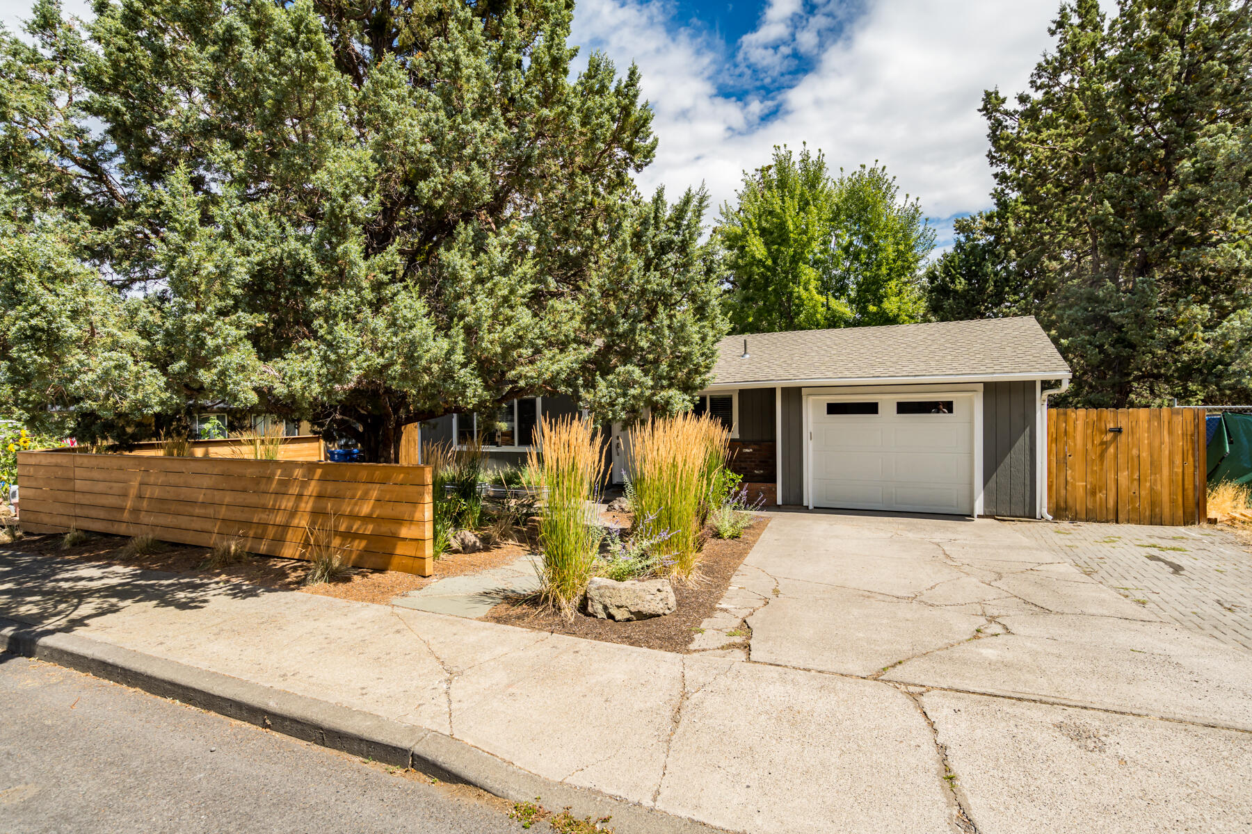 742 SE Sun Lane