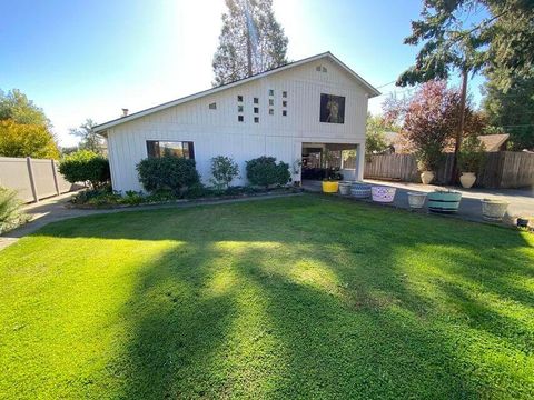 Tiny photo for 955 SW Rogue River Avenue, Grants Pass, OR 97526 (MLS # 220213331)