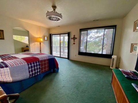 Tiny photo for 955 SW Rogue River Avenue, Grants Pass, OR 97526 (MLS # 220213331)