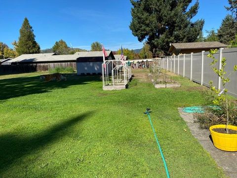 Tiny photo for 955 SW Rogue River Avenue, Grants Pass, OR 97526 (MLS # 220213331)
