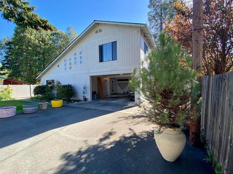 Tiny photo for 955 SW Rogue River Avenue, Grants Pass, OR 97526 (MLS # 220213331)