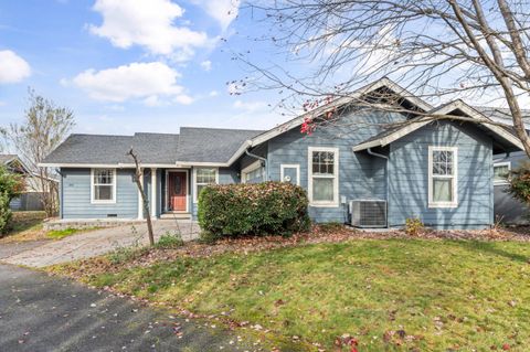 Photo of 1240 Shafer Lane, Medford, OR 97501 (MLS # 220212570)