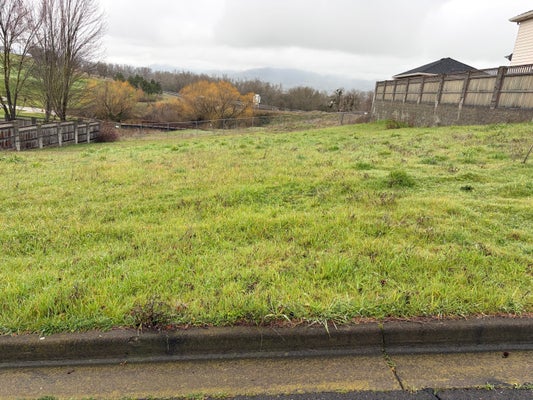 2720 DONNA LEE DR, MEDFORD, OR 97504 - Image 9a92cfca37c9efd00bb350609afd2201/1801580165