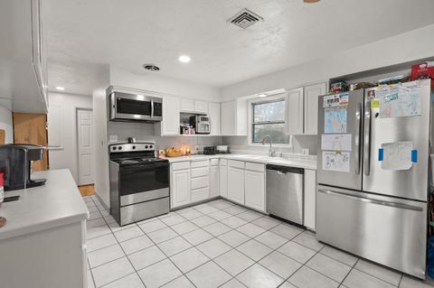 Tiny photo for 1201 Murray Avenue, Medford, OR 97501 (MLS # 220213890)