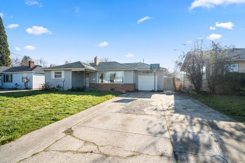 Tiny photo for 1201 Murray Avenue, Medford, OR 97501 (MLS # 220213890)