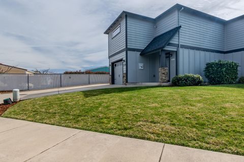 Tiny photo for 1109 Peachwood Court, Medford, OR 97501 (MLS # 220217088)