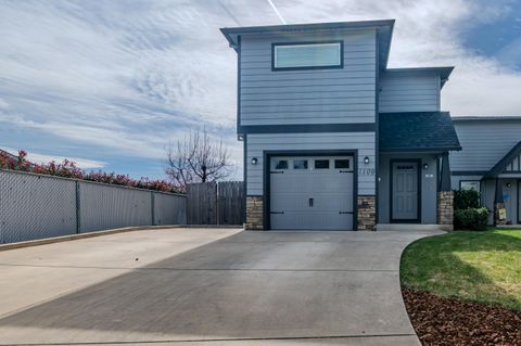 Photo of 1109 Peachwood Court, Medford, OR 97501 (MLS # 220217088)