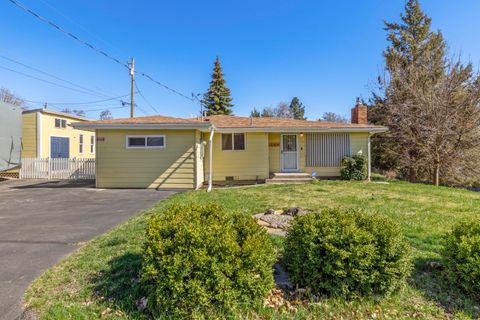 Photo of 2181 Kiln Street, Klamath Falls, OR 97601 (MLS # 220217613)