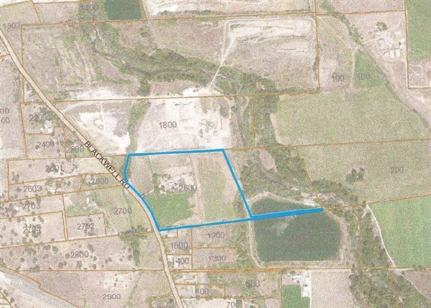 25.53acres of Bear Creek Bottom soil, very productive soil. 8ft Elk Proof Fence around perimeter & crossed fenced, Free water rights,flood irrigation. Turn of the century barn. 3 houses & 1 mobile, shop & corrals. Close to Blackwell I-5 Interchange, city sewer.