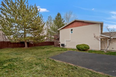 Tiny photo for 2610 SW 23rd Street #UNIT 1, Redmond, OR 97756 (MLS # 220214988)