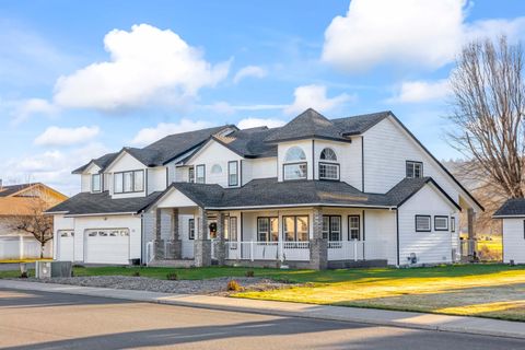 Photo of 221 SW Meadow Lakes Drive, Prineville, OR 97754 (MLS # 220213010)