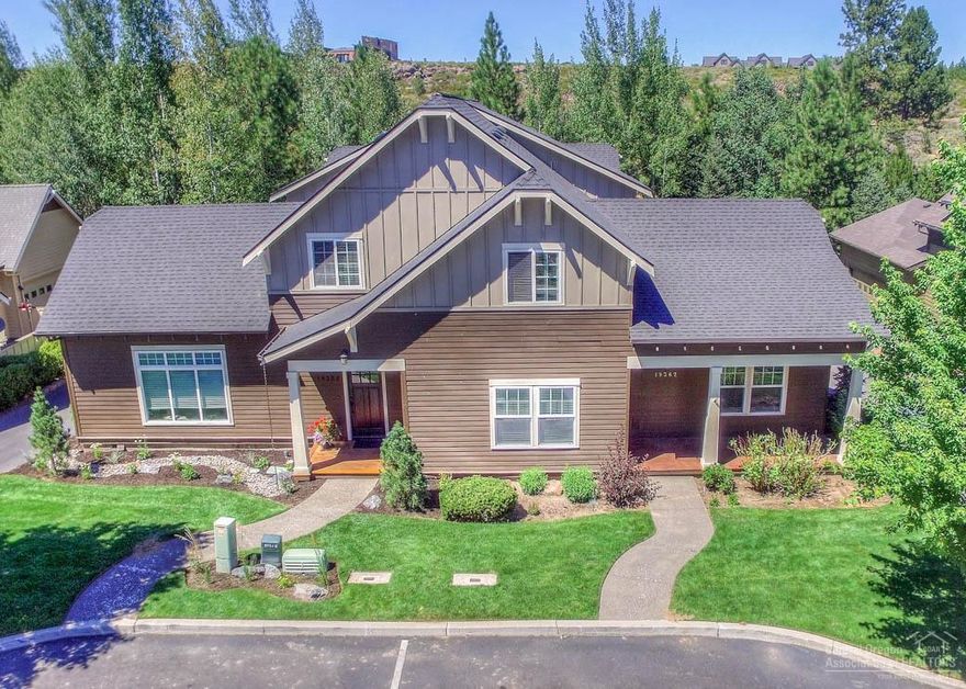 Beautiful 2600sf SW Bend Braeburn Townhome! On the way to Mt. Bachelor w/Craftsman covered front porch, cement siding, great room w/HW floor, slate gas FP, open dining/kitchen w/brand new SS appl, tiled counters, maple cabs, island/B-bar, desk, main level master w/slider to back deck, walk-in closet, pvt bath w/dbl tiled vanity, huge upstairs loft/family room, att tall 2+ car garage, Gas FA heat and w/easy access to Forest, Mt. Bachelor & downtown Bend this would make a perfect full time or vacation home!