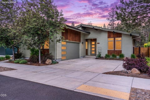 Photo of 1057 N Forest Edge Drive, Sisters, OR 97759 (MLS # 220223145)