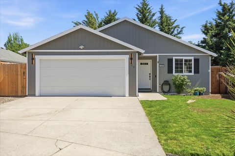Photo of 108 Horton Circle, Medford, OR 97501 (MLS # 220220042)