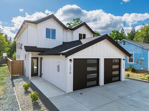 Tiny photo for 1310 NW Conklin Avenue, Grants Pass, OR 97526 (MLS # 220223292)