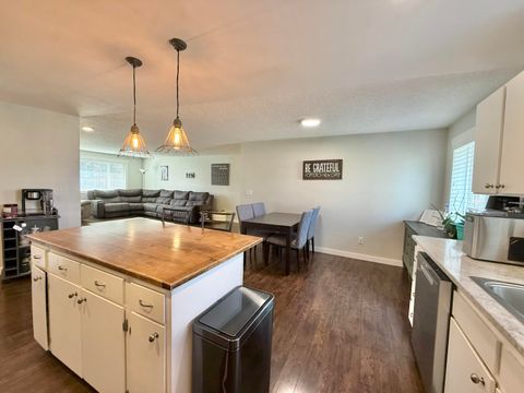 Tiny photo for 3879 Coronado Way, Klamath Falls, OR 97603 (MLS # 220217628)
