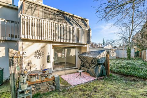 Tiny photo for 1278 Maple Leaf Ct Ct #2C, Medford, OR 97504 (MLS # 220213341)