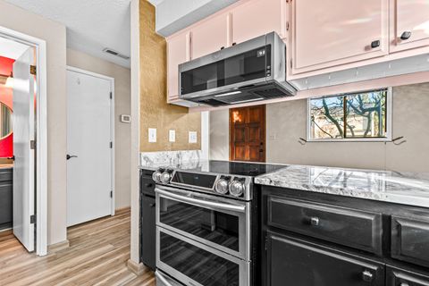 Tiny photo for 1278 Maple Leaf Ct Ct #2C, Medford, OR 97504 (MLS # 220213341)