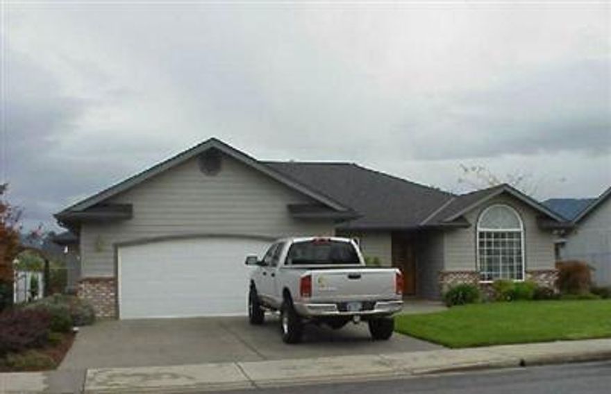 Simply Wonderful! This Impeccable 3bd/2ba 1940 Sqft. Home Offers So Much. From Vaulted Ceilings, Open Floor Plan, Oak Cabinetry To Professional Landscaping. Built In 1998, This Home Will Impress Your Most Discriminating Buyers. Family Cat cosmos Don't