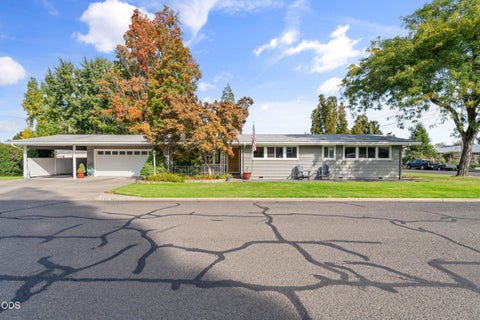 Photo of 910 Crown Avenue, Central Point, OR 97502 (MLS # 220229444)