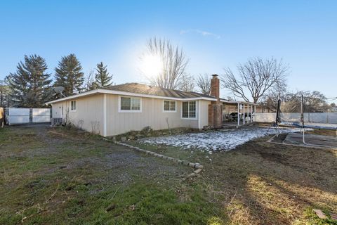 Tiny photo for 5101 Laurelwood Drive, Klamath Falls, OR 97603 (MLS # 220214059)