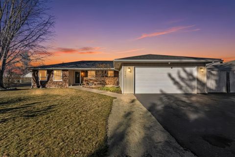 Photo of 5101 Laurelwood Drive, Klamath Falls, OR 97603 (MLS # 220214059)