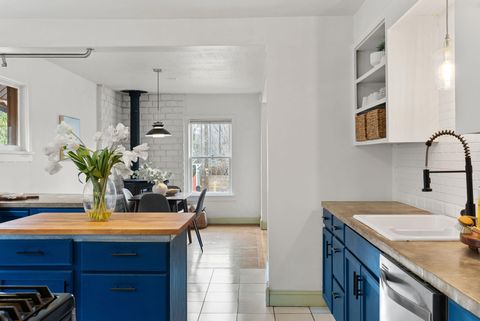 Tiny photo for 145 NW Jefferson Place, Bend, OR 97703 (MLS # 220213548)