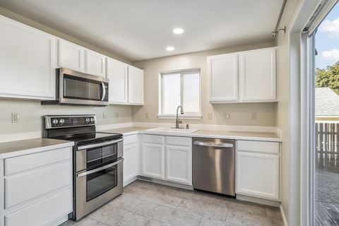 Tiny photo for 2841 SW Pumice Avenue, Redmond, OR 97756 (MLS # 220211041)