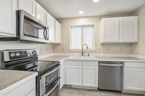 Tiny photo for 2841 SW Pumice Avenue, Redmond, OR 97756 (MLS # 220211041)