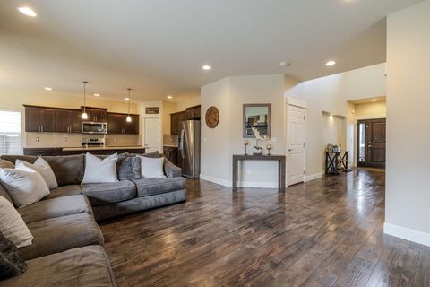 Tiny photo for 3137 NE Flagstone Avenue, Bend, OR 97701 (MLS # 220217502)