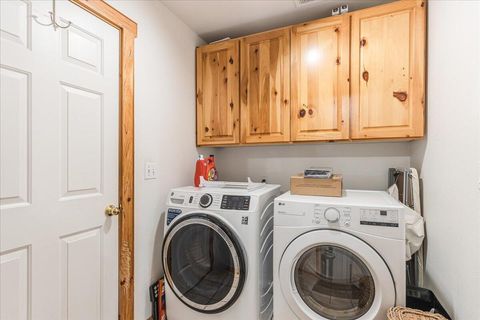 Tiny photo for 3855 NW Montgomery Avenue, Redmond, OR 97756 (MLS # 220212148)