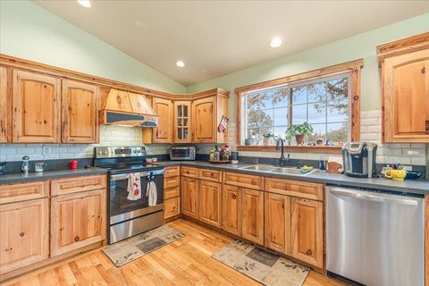 Tiny photo for 3855 NW Montgomery Avenue, Redmond, OR 97756 (MLS # 220212148)