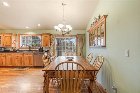 Tiny photo for 3855 NW Montgomery Avenue, Redmond, OR 97756 (MLS # 220212148)